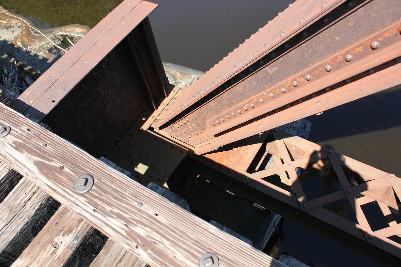 Lower angle connection